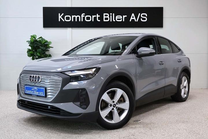 Grå Audi Q4 e-tron fra 2023 set udefra