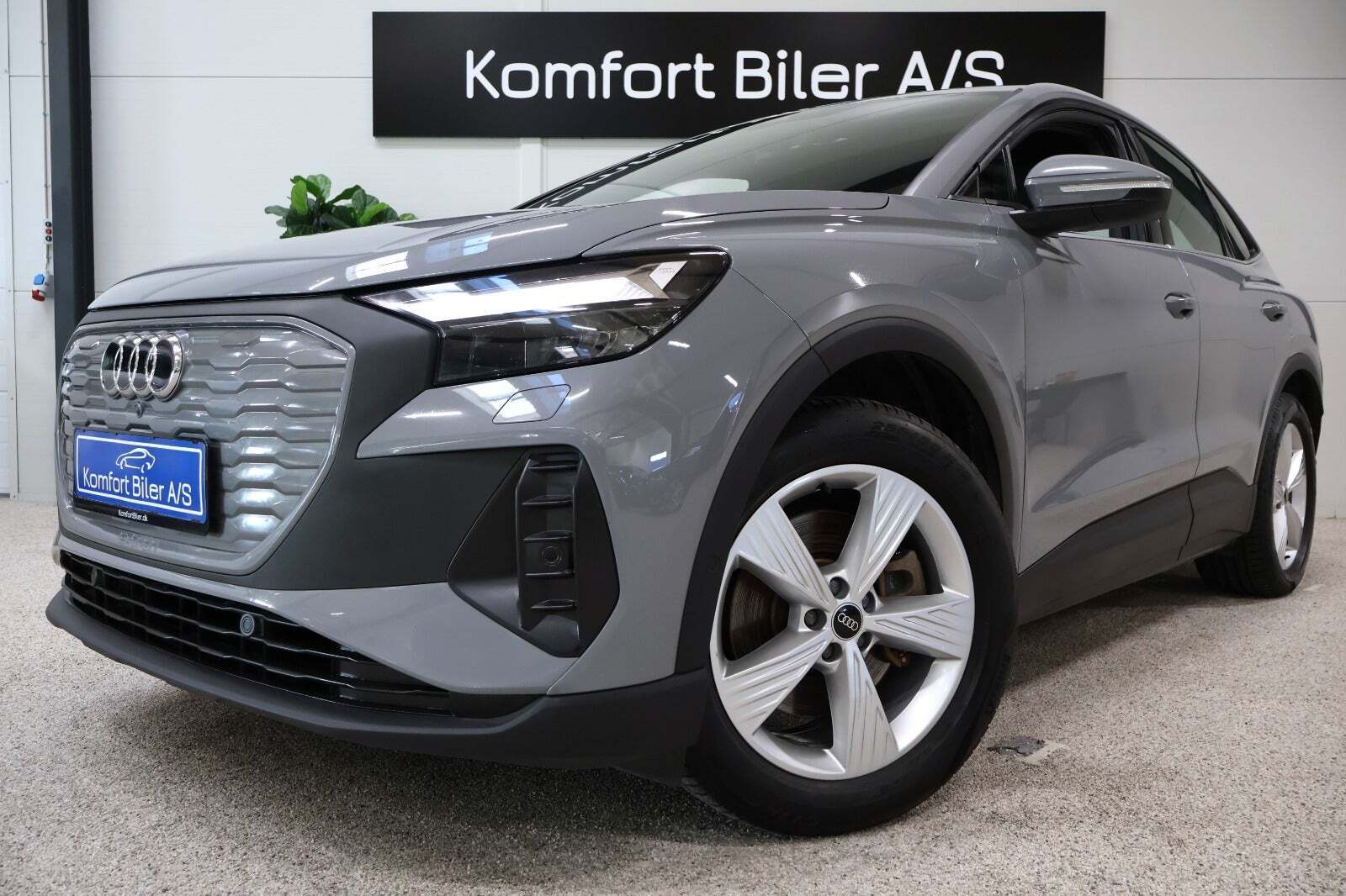 Grå Audi Q4 e-tron fra 2023