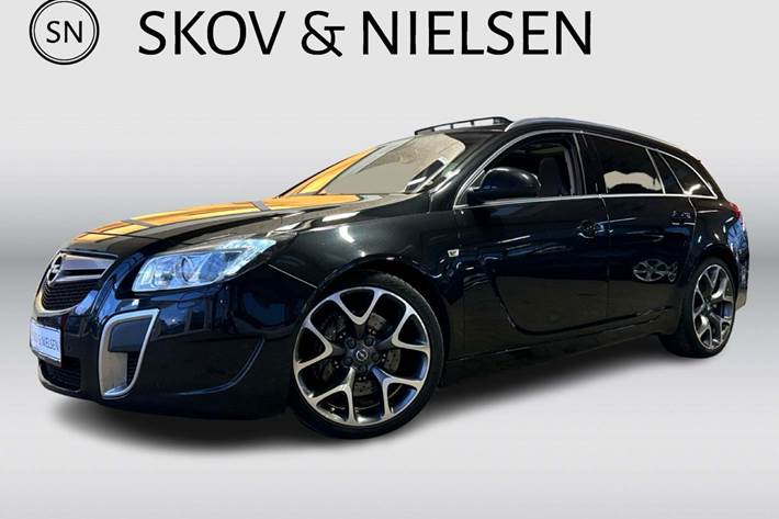 Sort Opel Insignia fra 2011 set udefra