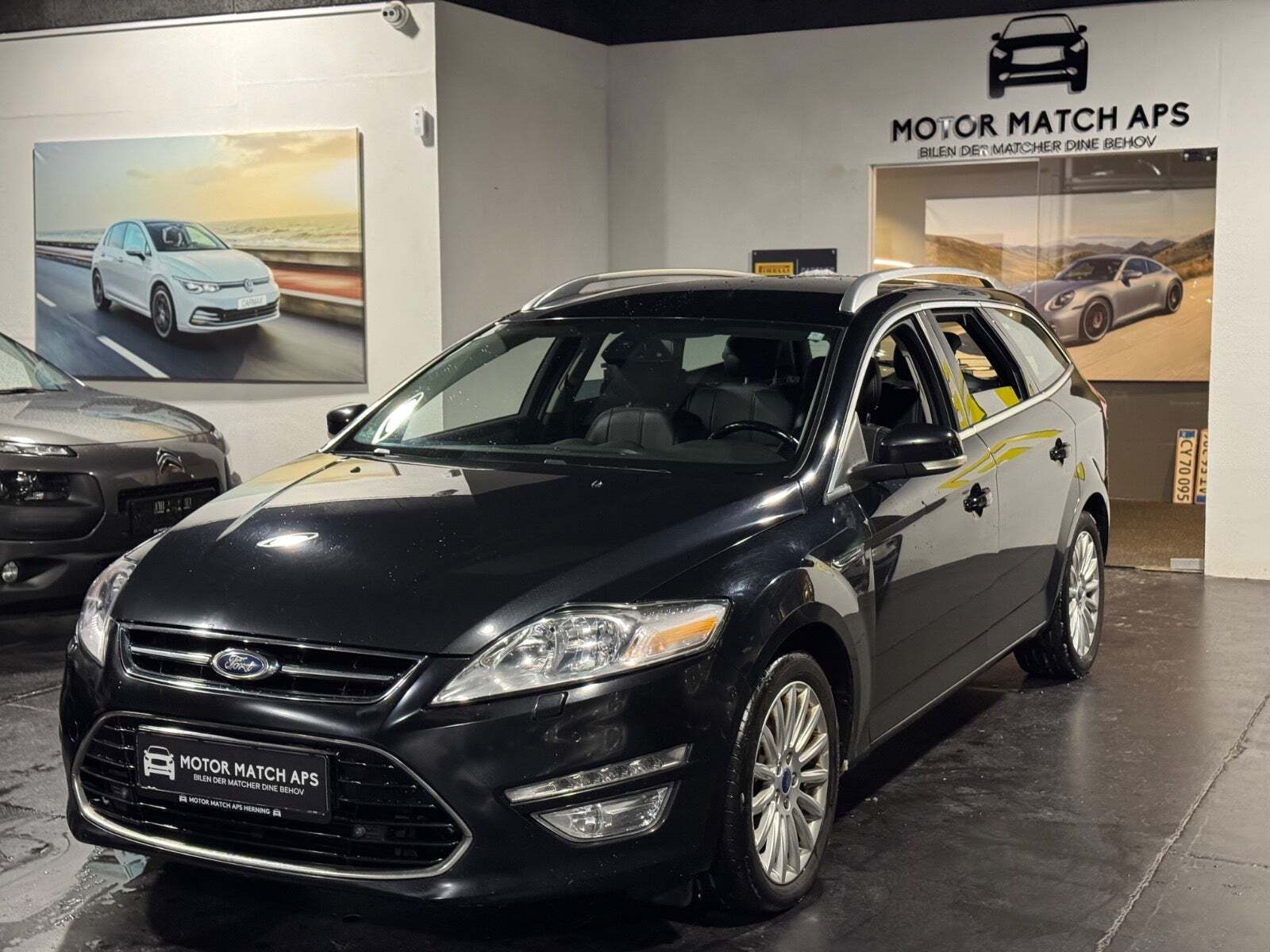 Sort Ford Mondeo fra 2011 set udefra