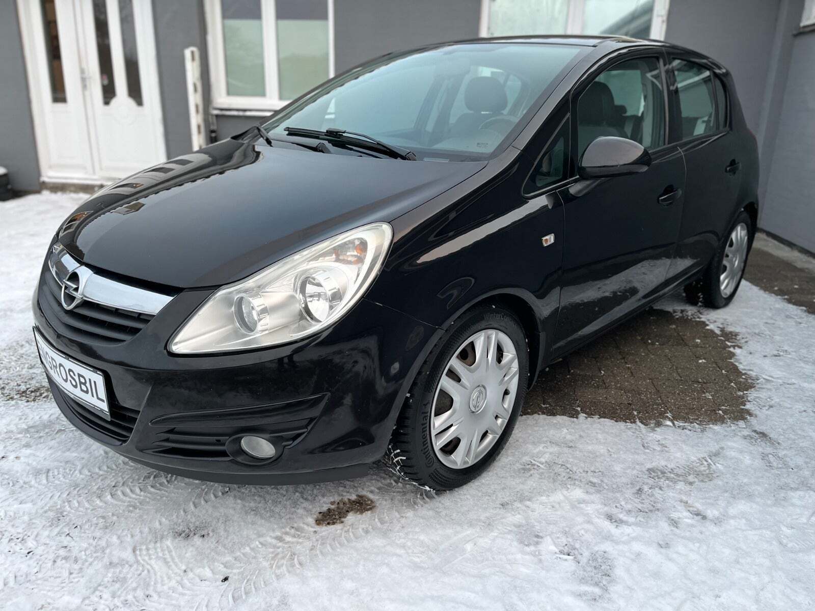 Sort Opel Corsa fra 2010 set udefra