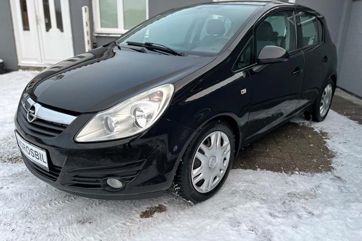 Sort Opel Corsa fra 2010 set udefra