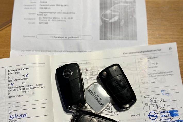 Sort Opel Corsa fra 2010