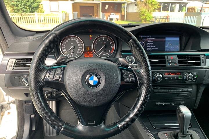 Hvid BMW 335Xi fra 2008