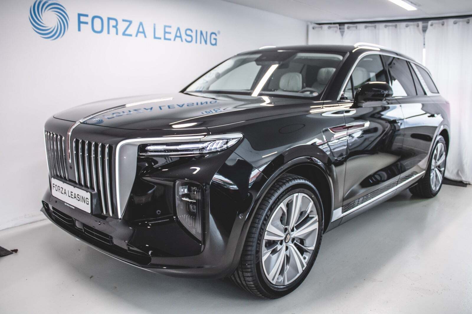 Sort Hongqi E-HS9 fra 2023 set udefra