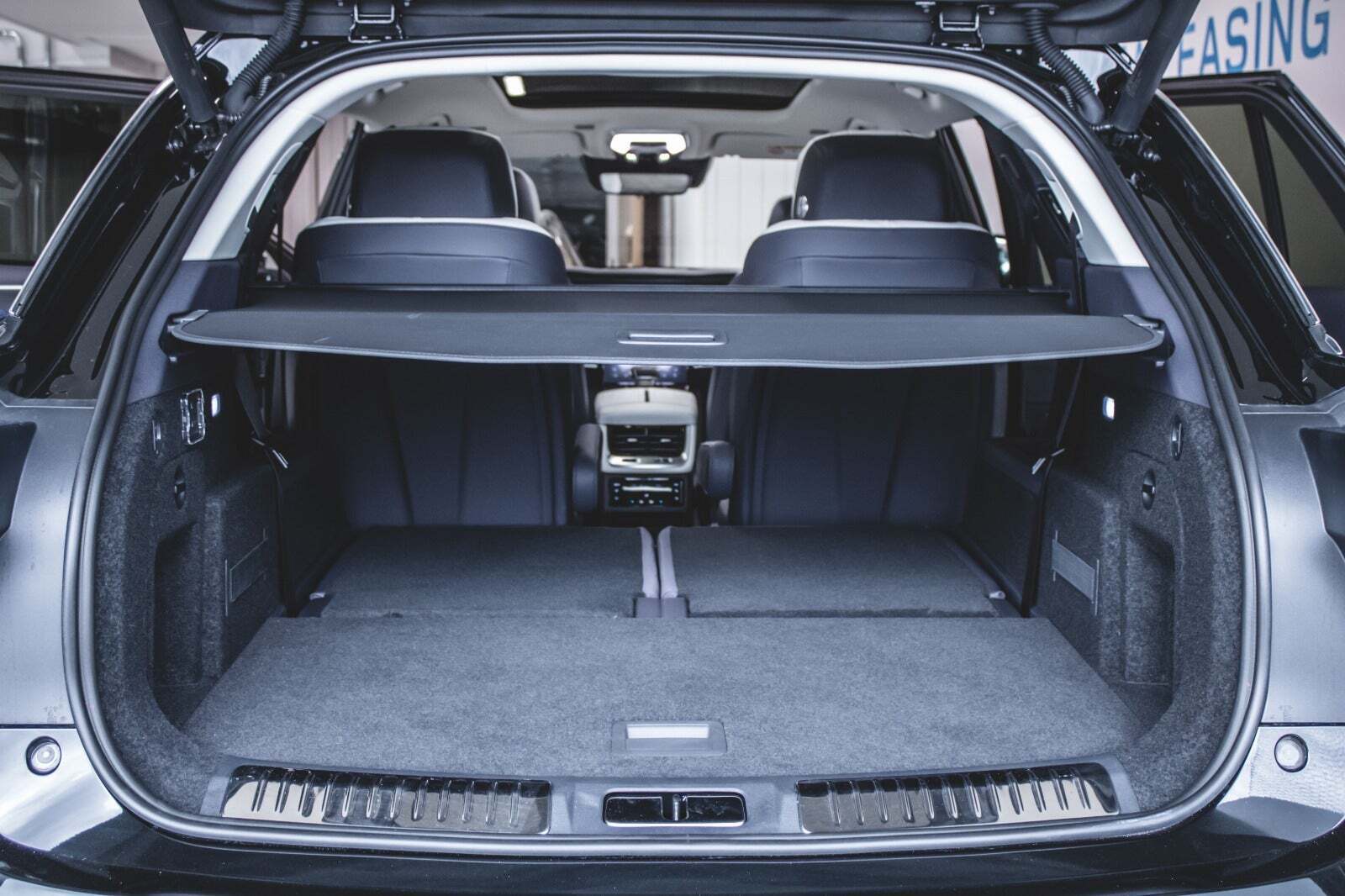 Sort Hongqi E-HS9 fra 2023