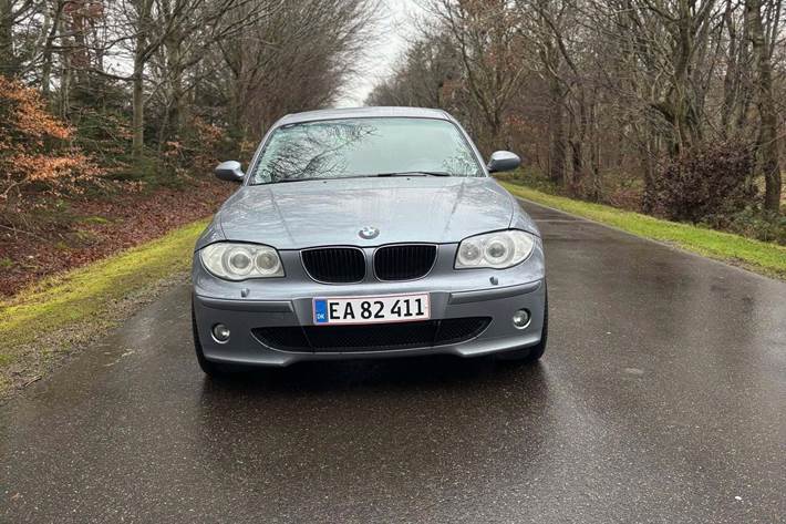 Grå BMW 120 fra 2004