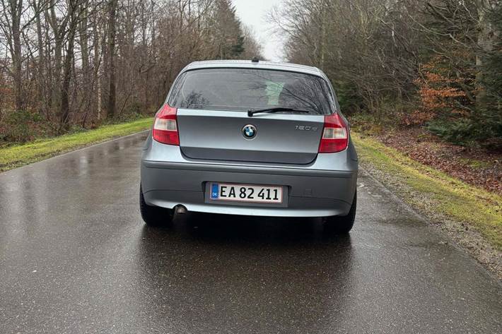 Grå BMW 120 fra 2004