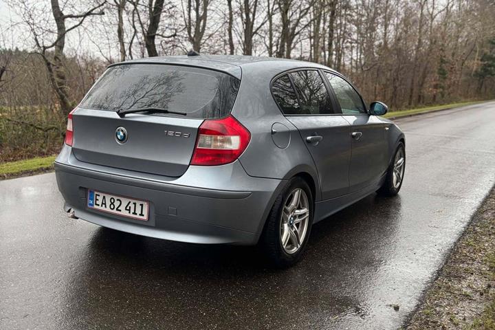 Grå BMW 120 fra 2004