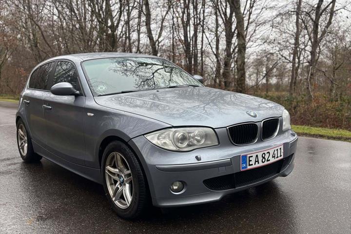 Grå BMW 120 fra 2004