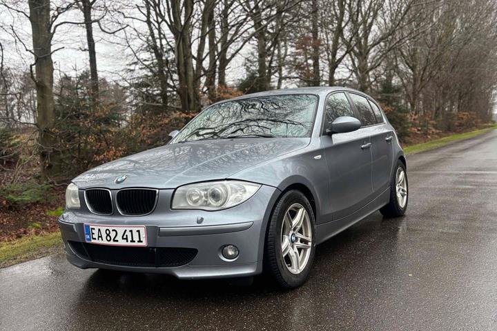 Grå BMW 120 fra 2004