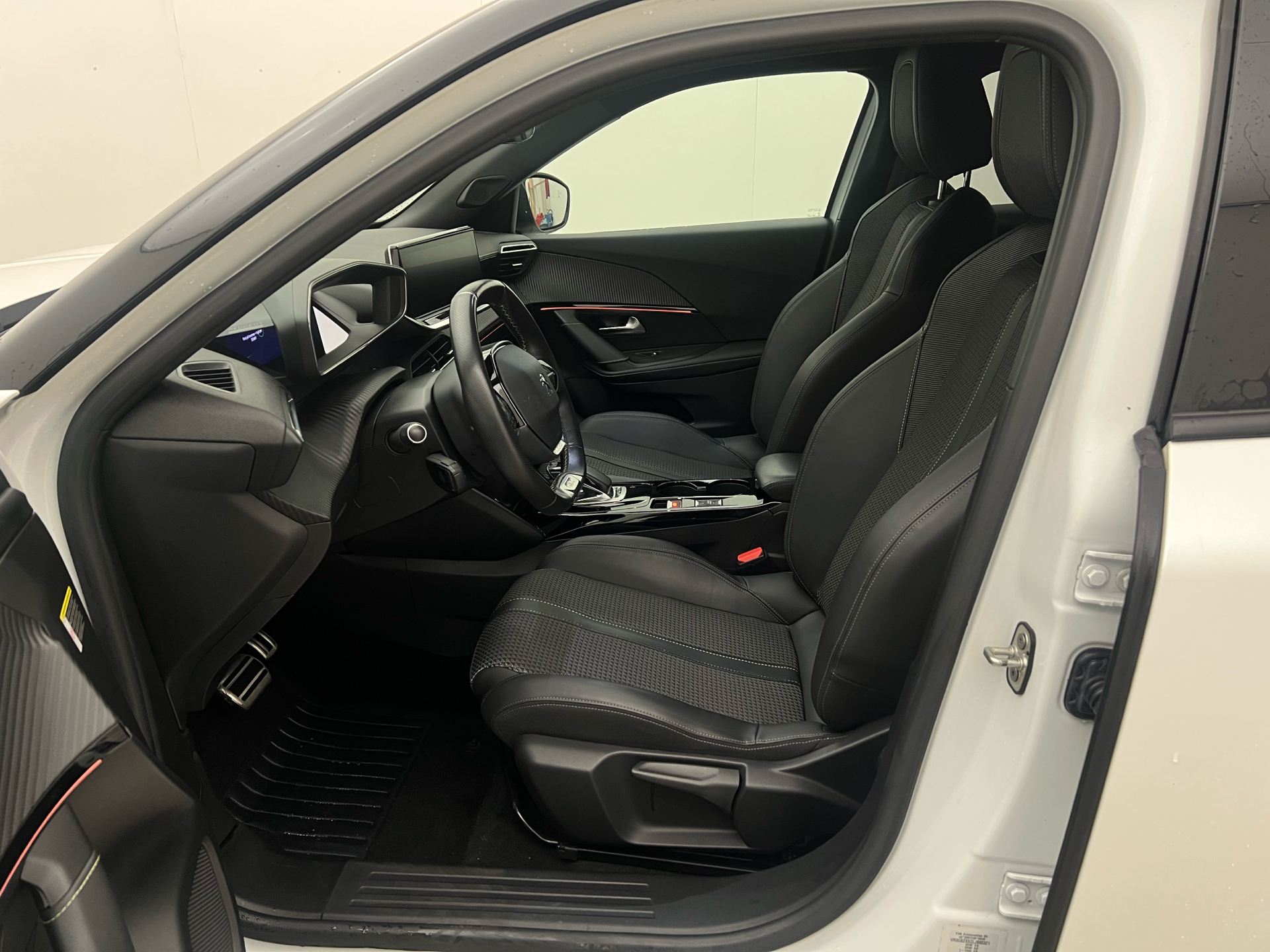 Hvid Peugeot e-2008 fra 2020