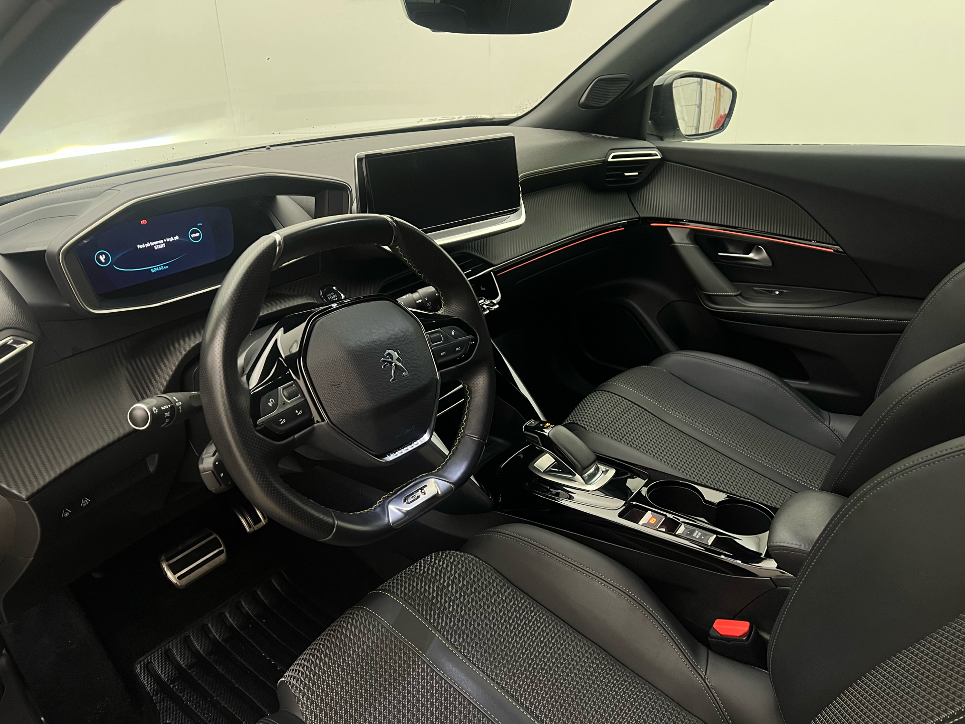 Hvid Peugeot e-2008 fra 2020