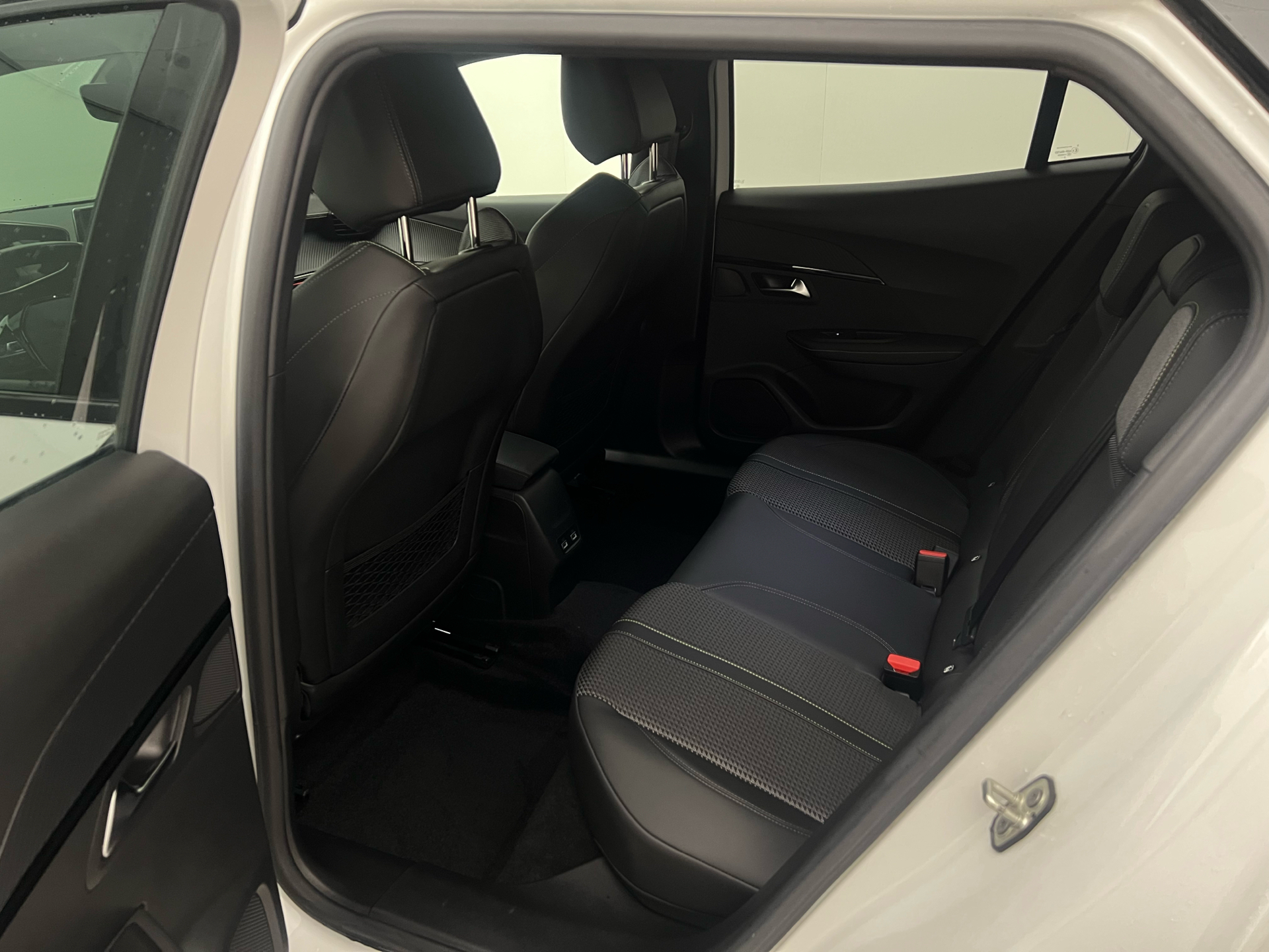 Hvid Peugeot e-2008 fra 2020
