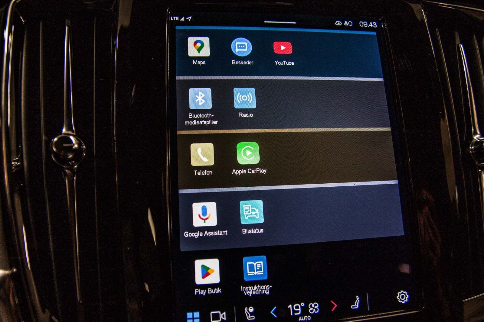 Blå Volvo V90 CC fra 2022 set indefra