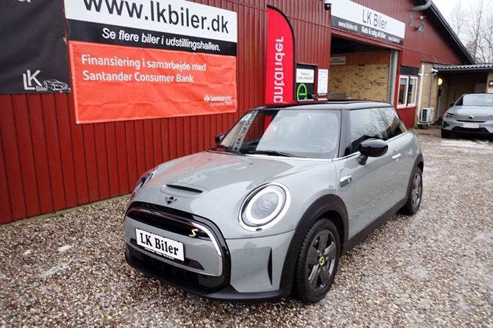 Grå Mini Cooper SE fra 2022 set udefra