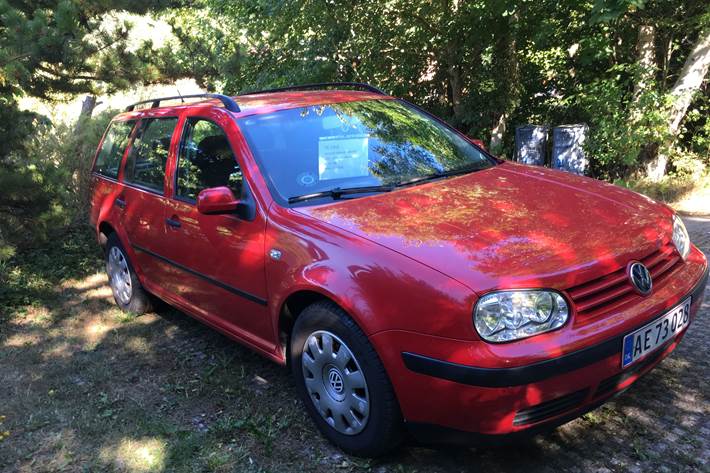 Rød VW Golf IV fra 2003