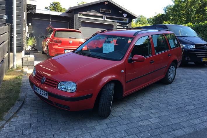 Rød VW Golf IV fra 2003