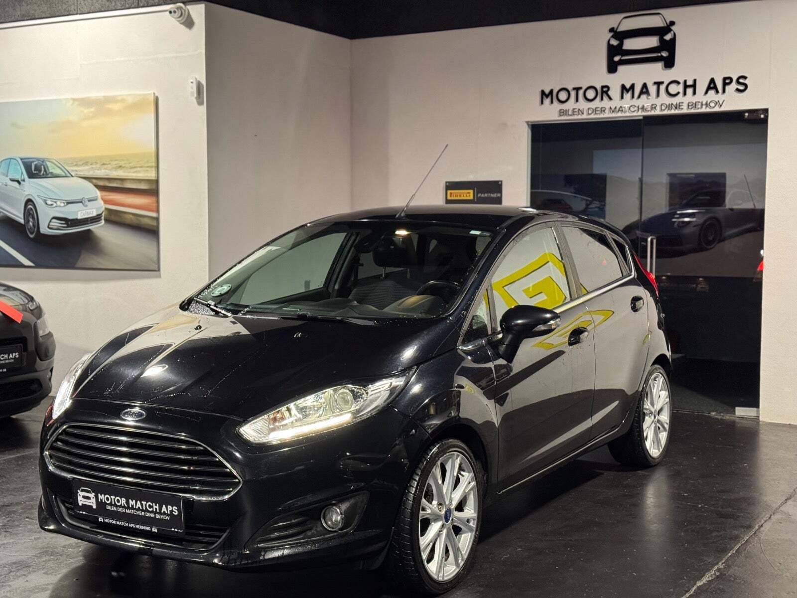 Sort Ford Fiesta fra 2015 set udefra