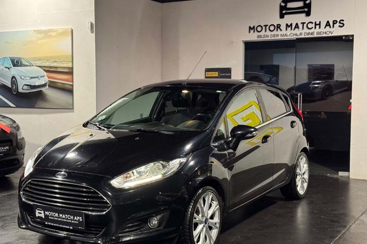 Sort Ford Fiesta fra 2015 set udefra