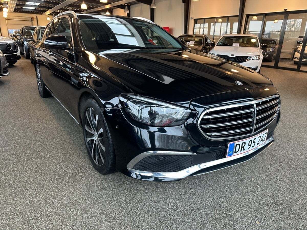 Sort Mercedes E300 de fra 2020 set udefra