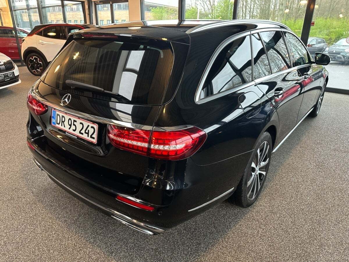 Sort Mercedes E300 de fra 2020