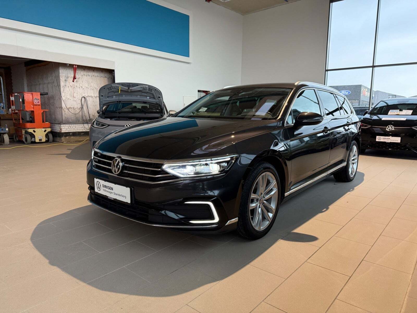Grå VW Passat fra 2019 set udefra