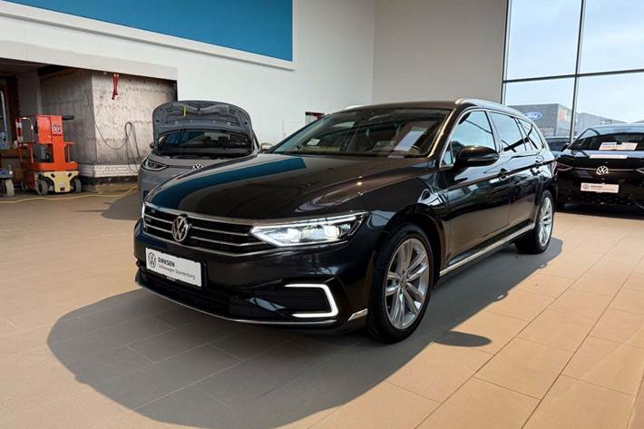Grå VW Passat fra 2019 set udefra