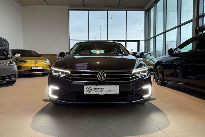 Grå VW Passat fra 2019