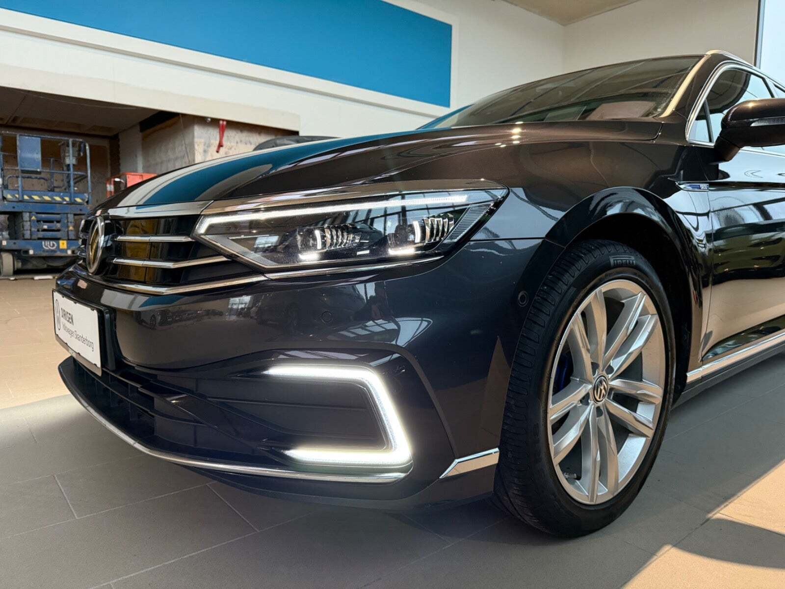 Grå VW Passat fra 2019