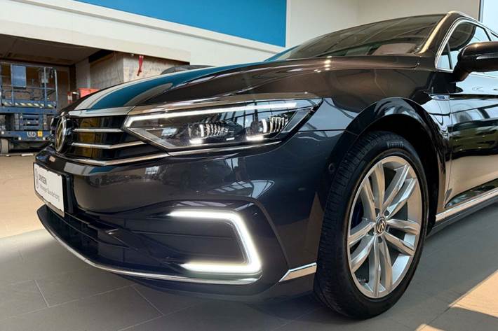 Grå VW Passat fra 2019