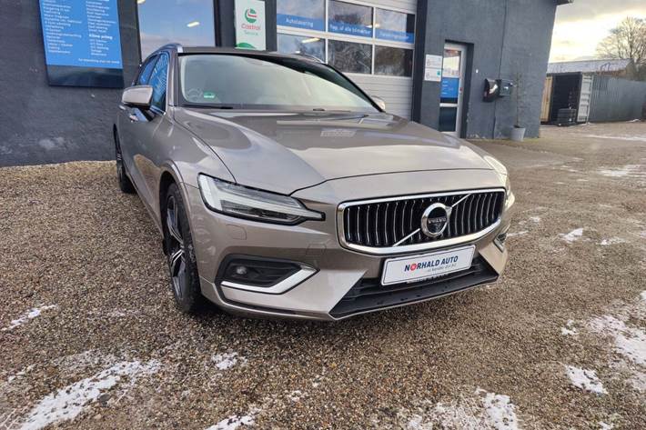 Orange Volvo V60 fra 2019 set udefra