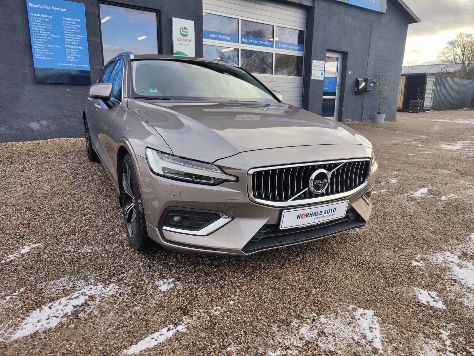 Orange Volvo V60 fra 2019