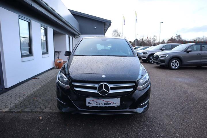 Sort Mercedes B180 d fra 2016 set udefra