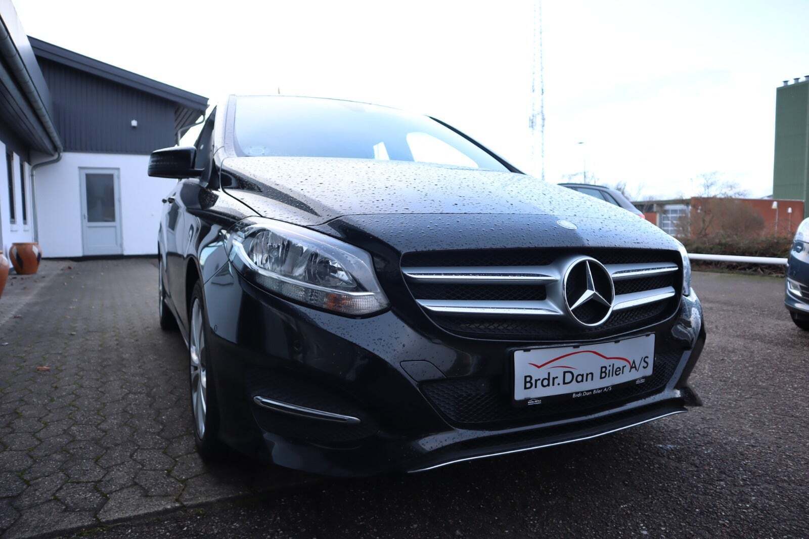 Sort Mercedes B180 d fra 2016 set udefra