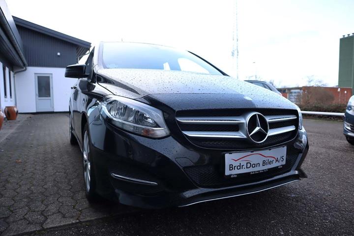 Sort Mercedes B180 d fra 2016 set udefra