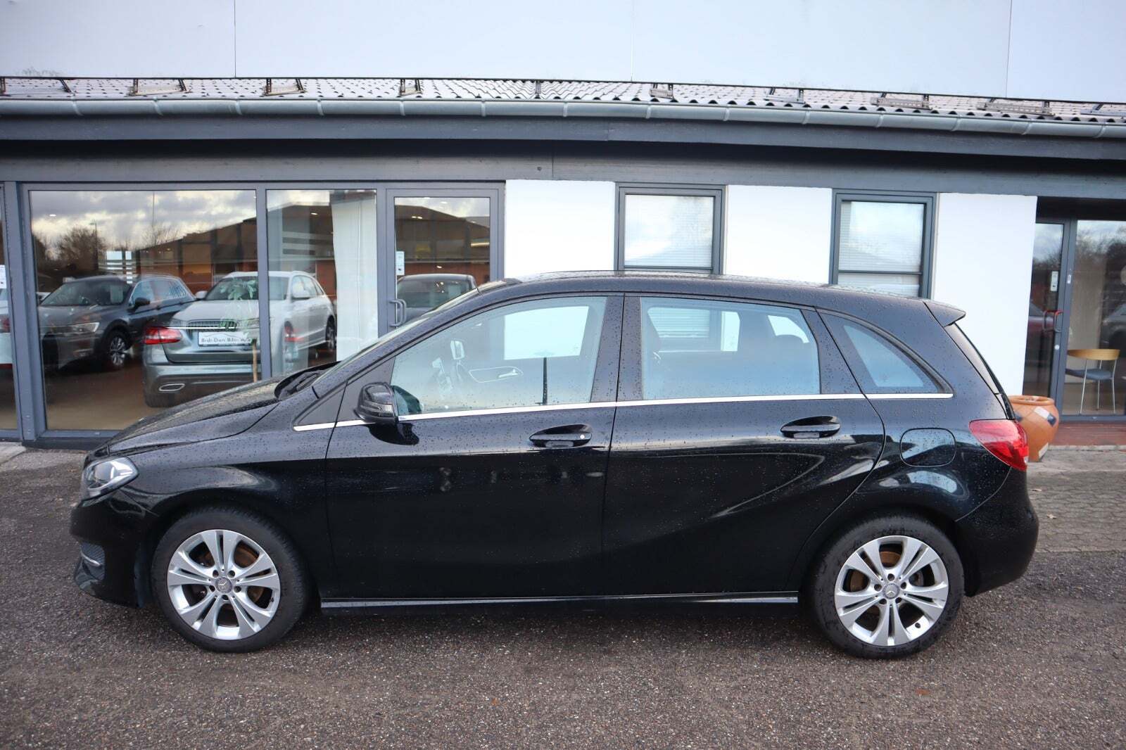 Sort Mercedes B180 d fra 2016