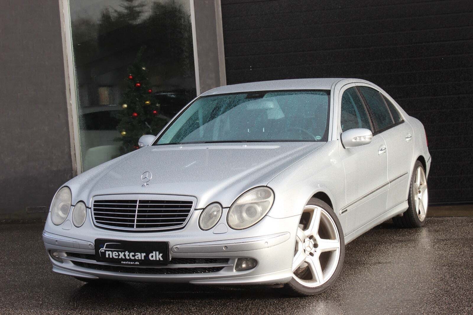 Sølv Mercedes E280 fra 2006 set udefra