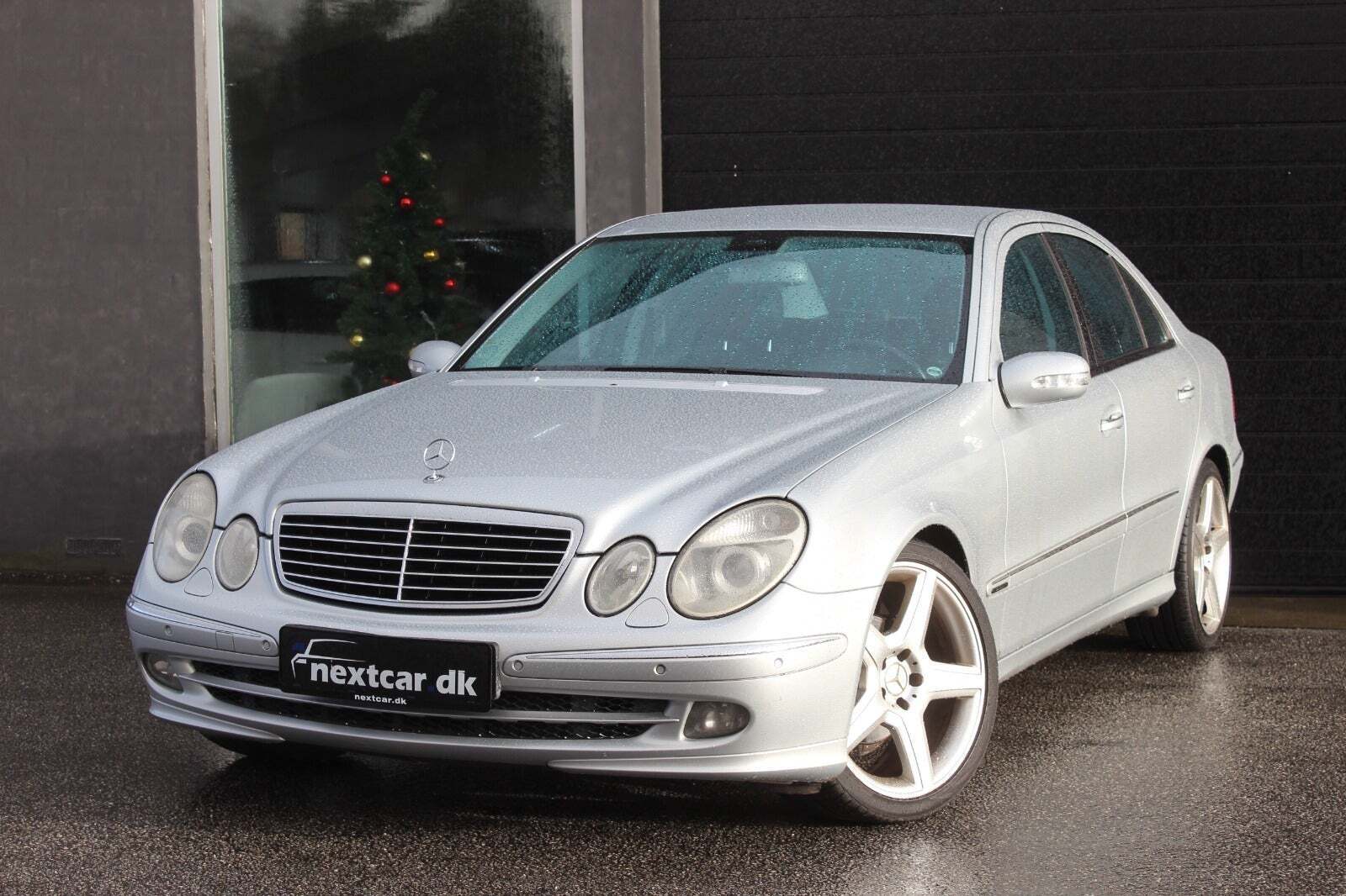 Sølv Mercedes E280 fra 2006 set udefra
