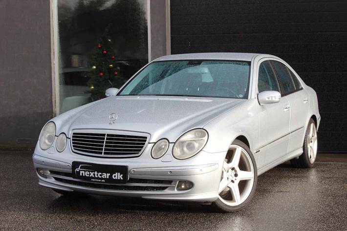 Sølv Mercedes E280 fra 2006 set udefra
