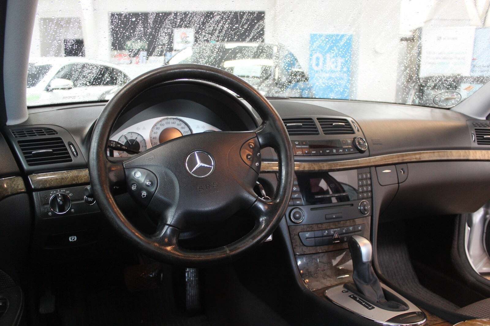 Sølv Mercedes E280 fra 2006 set indefra