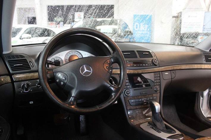 Sølv Mercedes E280 fra 2006 set indefra
