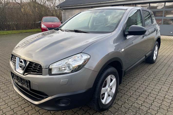 Grå Nissan Qashqai fra 2012 set udefra