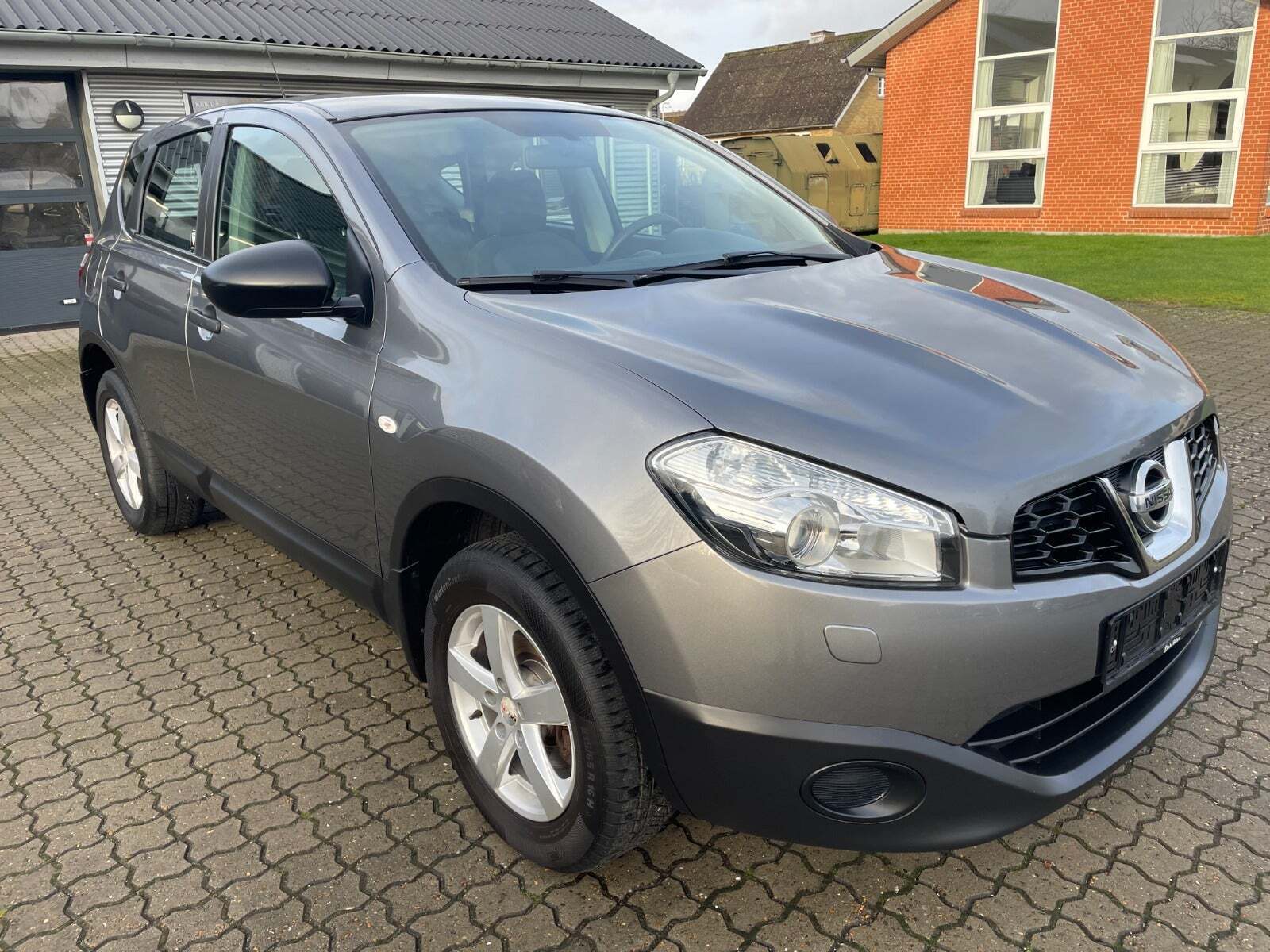 Grå Nissan Qashqai fra 2012