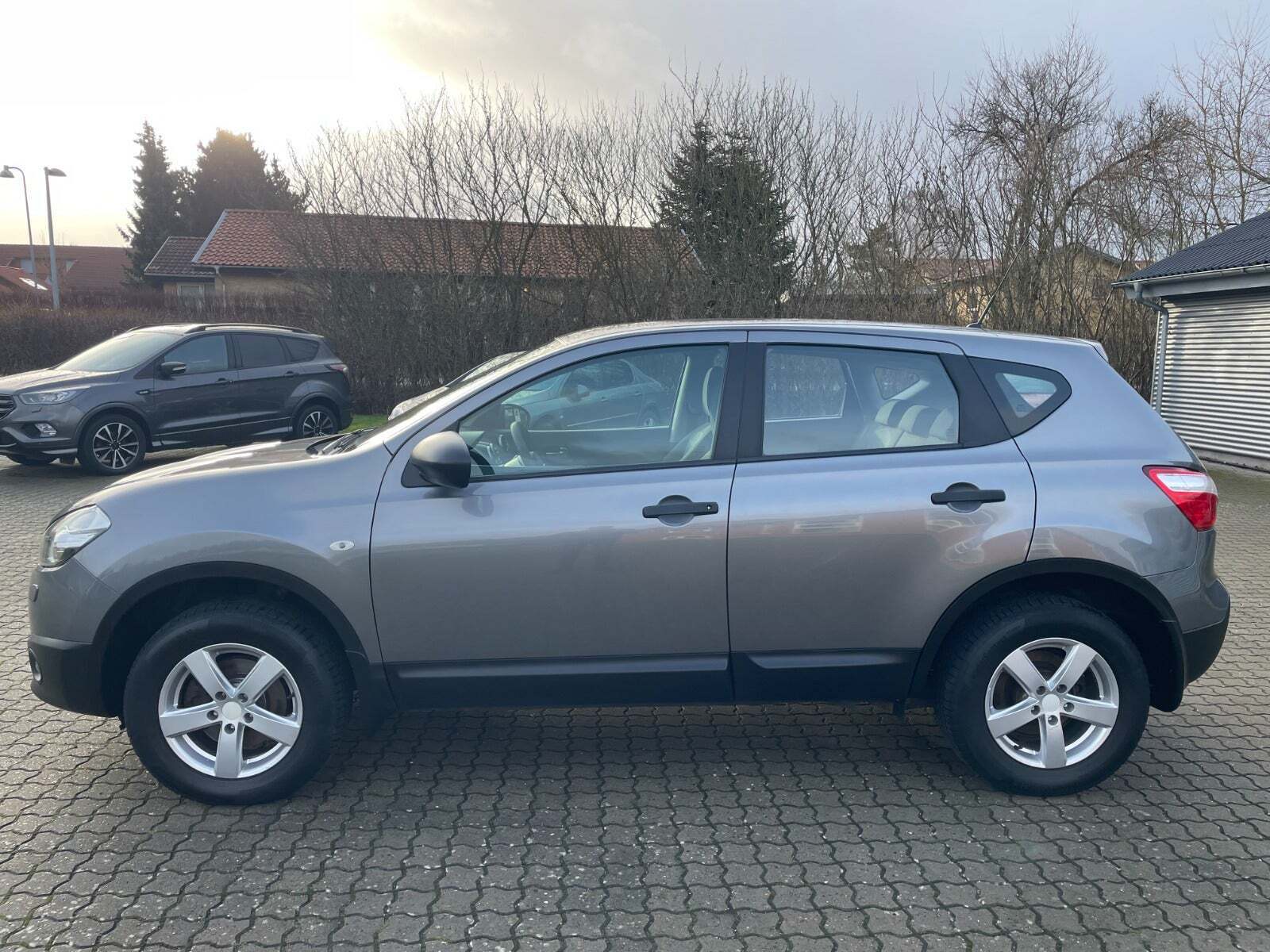 Grå Nissan Qashqai fra 2012