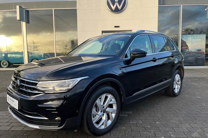 Sort VW Tiguan fra 2023 set udefra