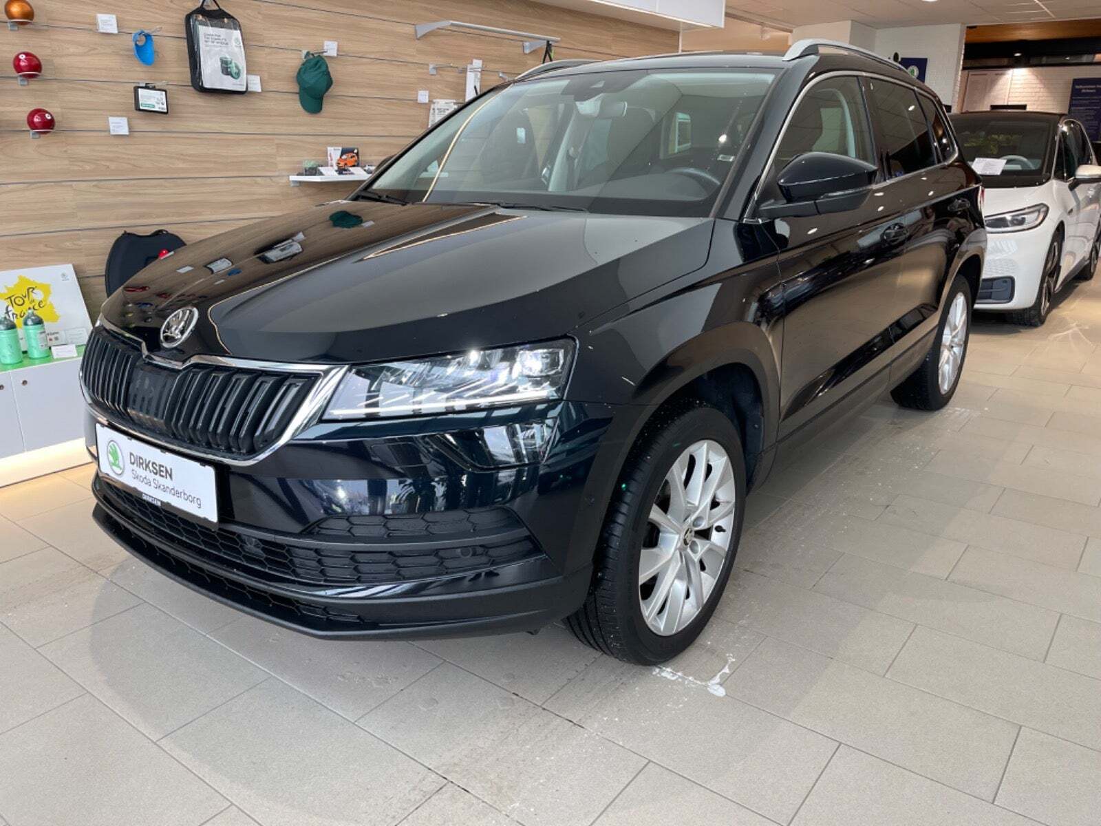 Sort Skoda Karoq fra 2020 set udefra