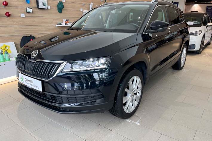 Sort Skoda Karoq fra 2020 set udefra