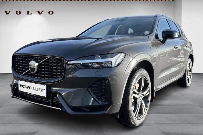 Grå Volvo XC60 fra 2022 set udefra