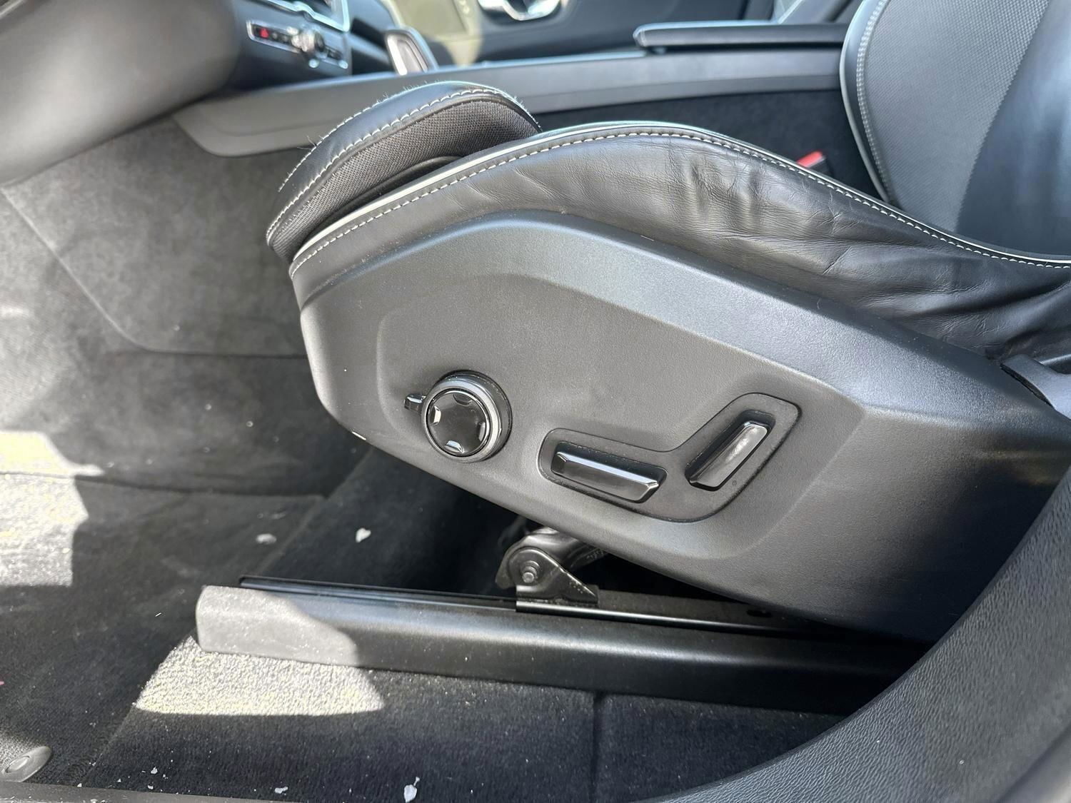 Grå Volvo XC60 fra 2022